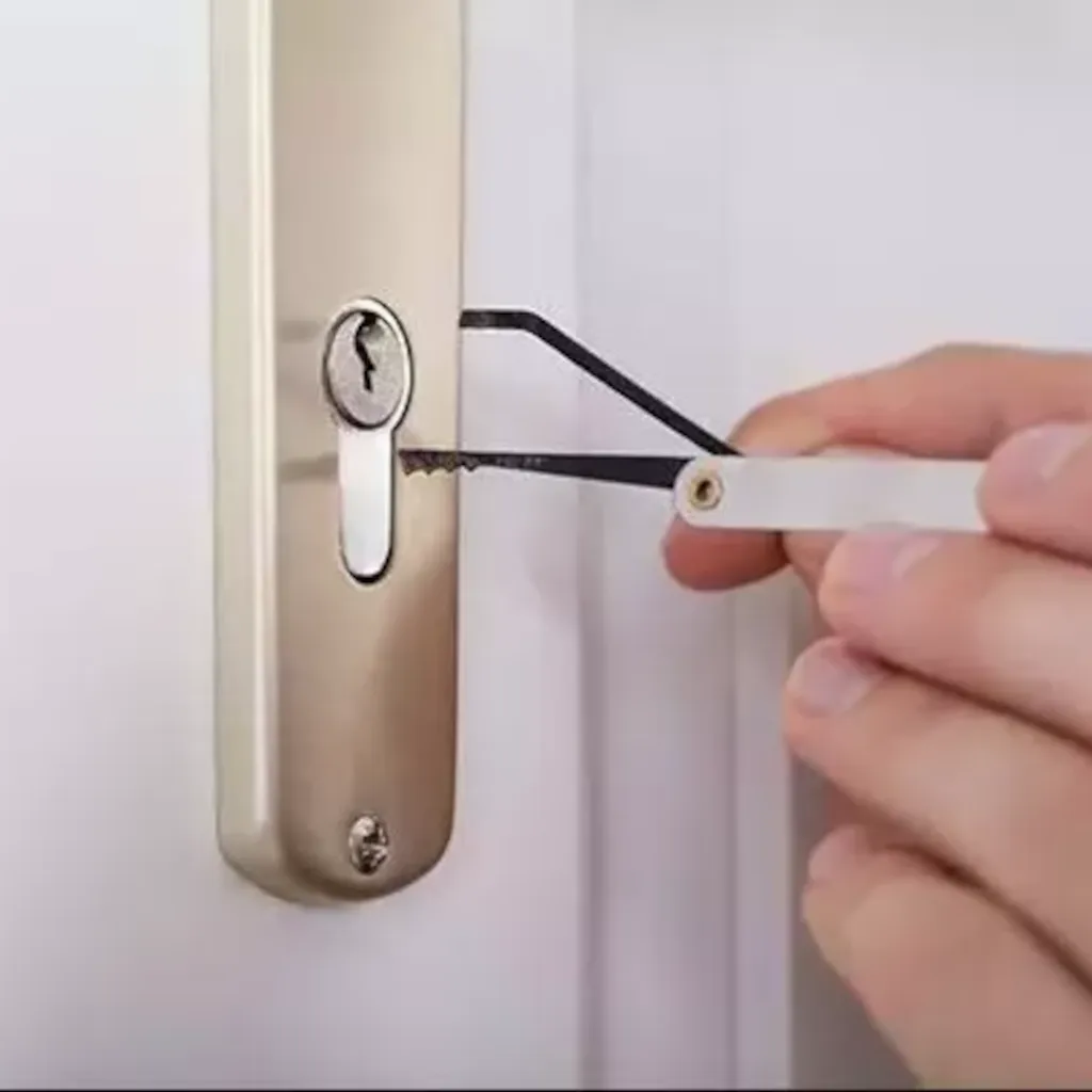 Cerrajero abriendo una puerta en Lloret de Mar